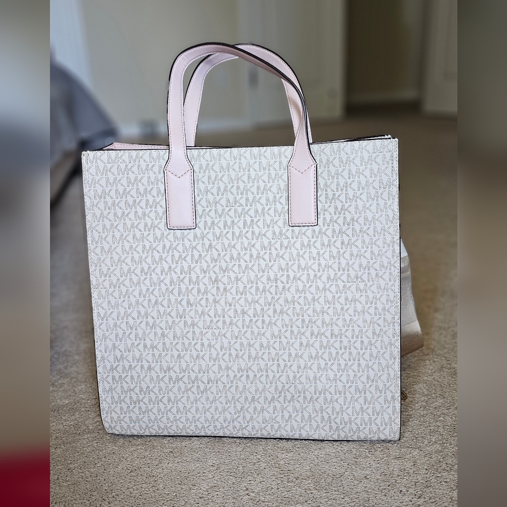 Michael Kors Kenly Logo Bag - Picture 6 of 6